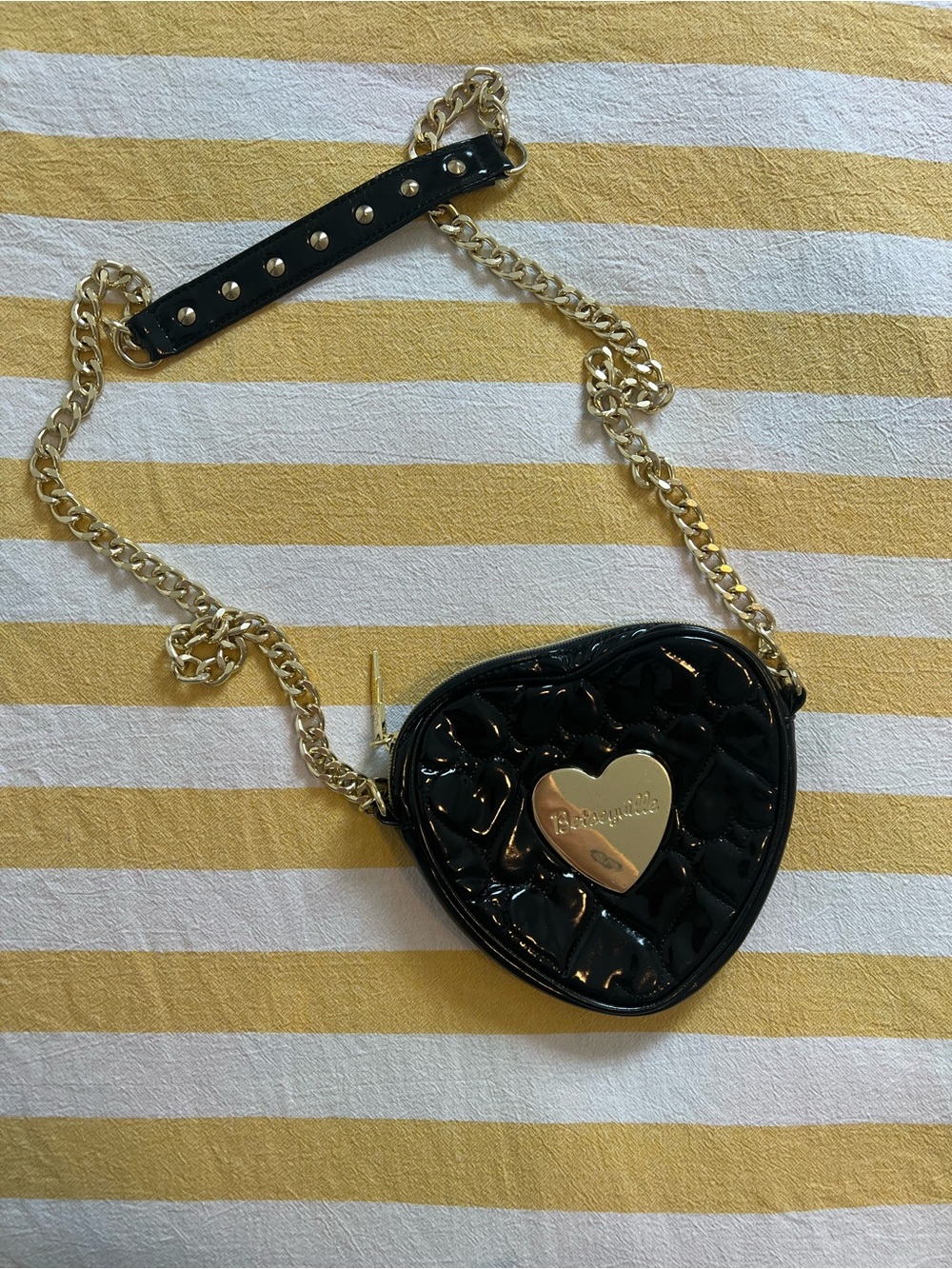 Vintage y2k Betsy Johnson heart -Shaped Patent Crossbody Bag with Gold Chain - Picture 1 of 7